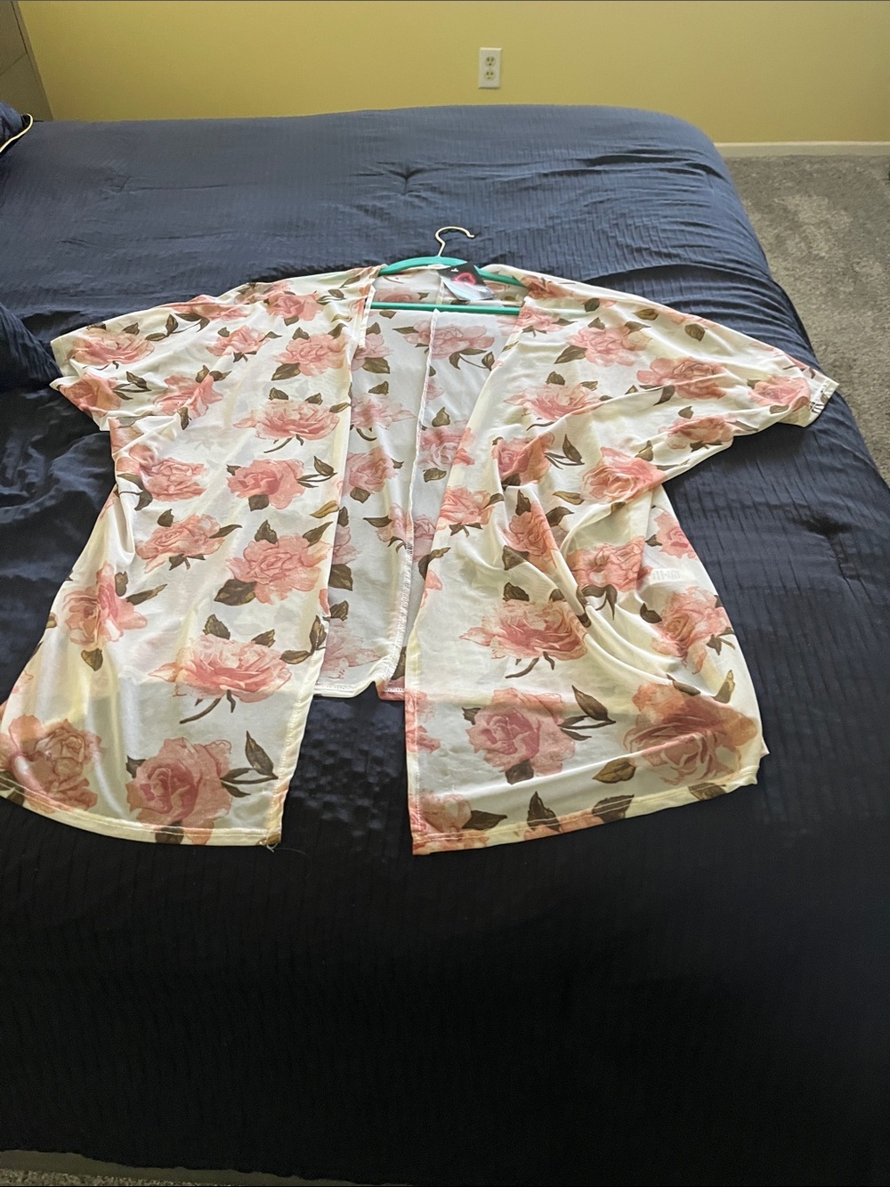 Heart Hips Floral Open-Front Kimono Cardigan - White & Pink